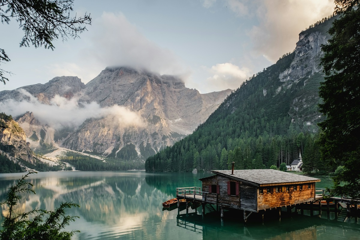 Original photo of the same mountain lake